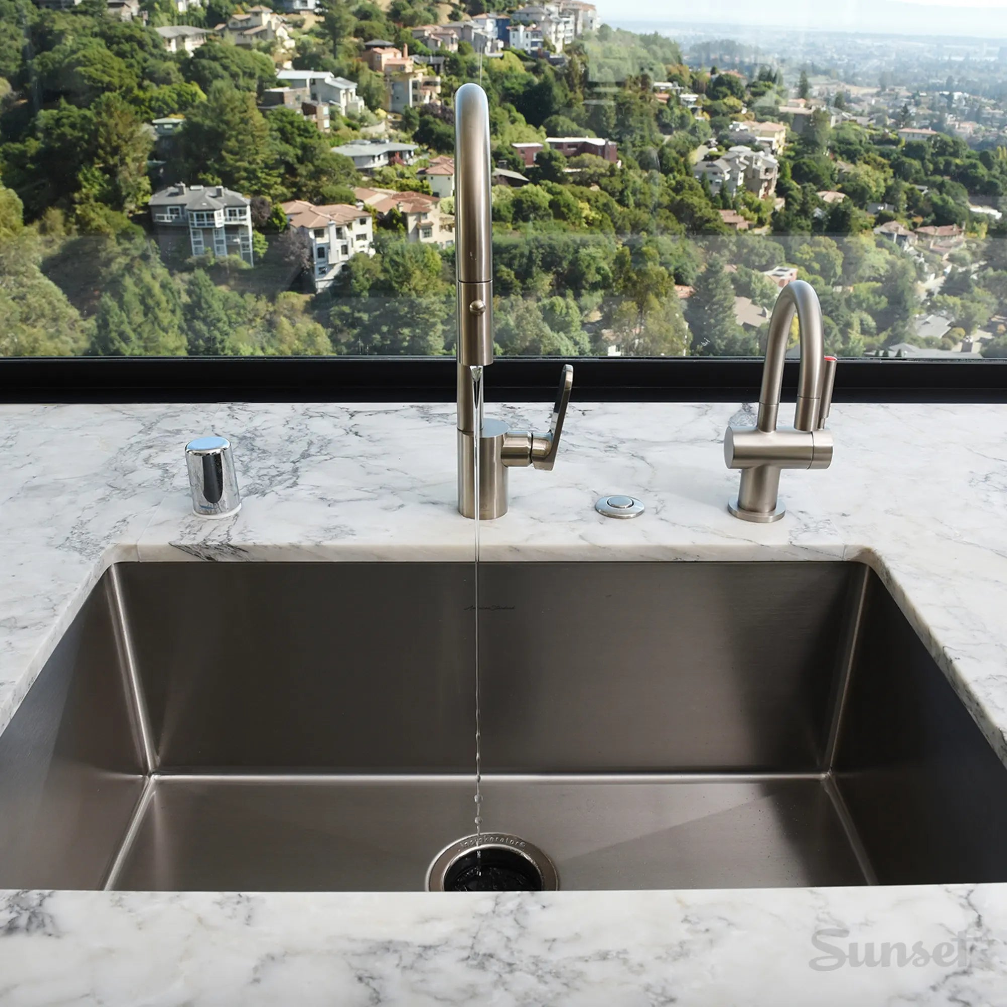 Fresno® Single Handle Kitchen Faucet with Lever Handle // ULTRA STEEL // 39921_D35403000355_06_CDNwebp.webp