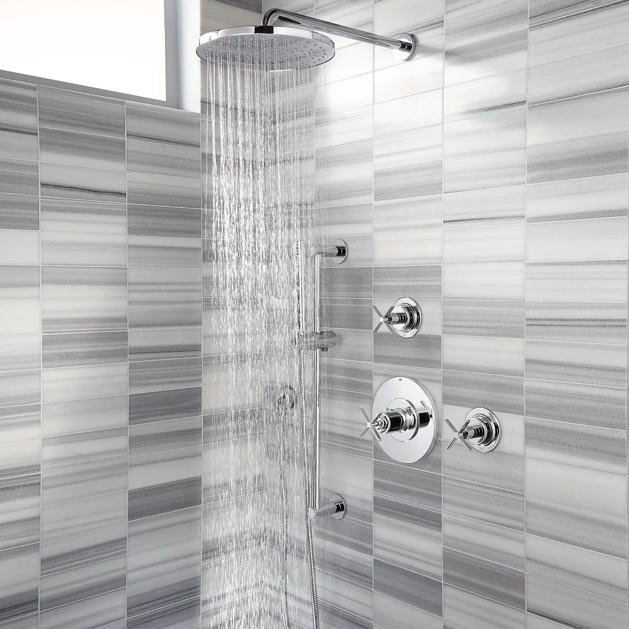 Contemporary Single Function 10 in. Round Showerhead // POLISHED CHROME // 40428_B-D35105514100_D35105434100_D35105780100_D35700210100_02_CDNwebp.webp