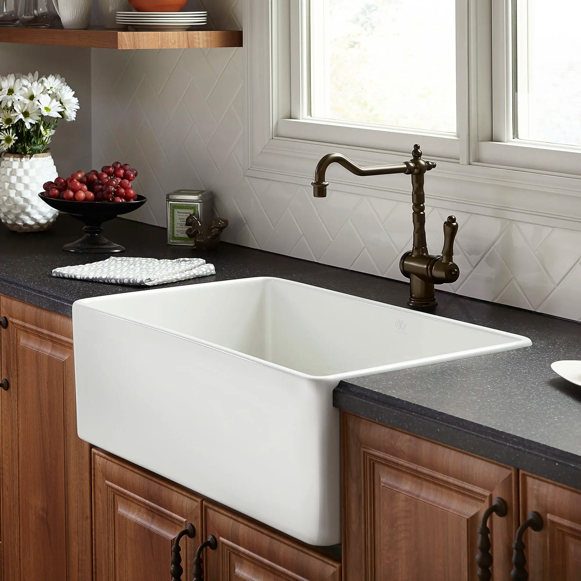 Hillside® 30 in. Apron Kitchen Sink with Center Drain // CANVAS WHITE // 83752_B-D20102000415_CDNwebp.webp